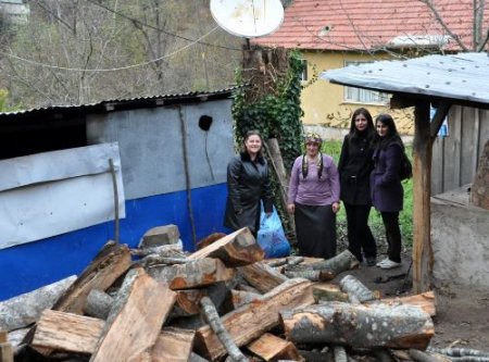Köylerde Kapı Kapı Dolaşıp Geri Dönüşümü Anlatıyorlar