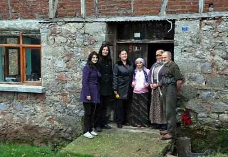 Köylerde Kapı Kapı Dolaşıp Geri Dönüşümü Anlatıyorlar