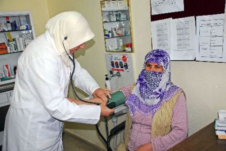 Köyleri Dolaşarak Hastaları Tedavi Etti, 'yılın Doktoru' Seçildi