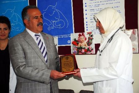 Köyleri Dolaşarak Hastaları Tedavi Etti, 'yılın Doktoru' Seçildi