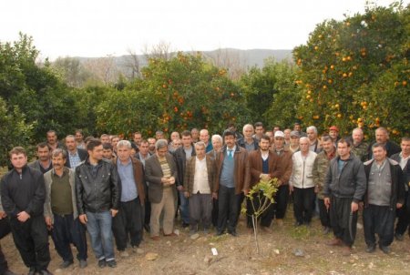 Köylü çiftçilere kahvehanede ders bahçede uygulama