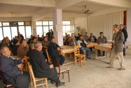 Köylü çiftçilere kahvehanede ders bahçede uygulama