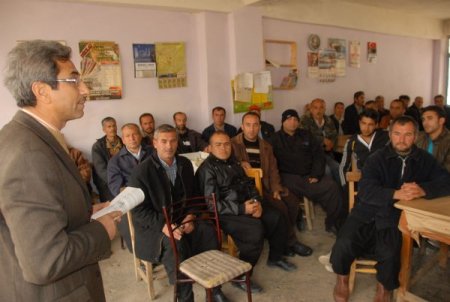 Köylü çiftçilere kahvehanede ders bahçede uygulama