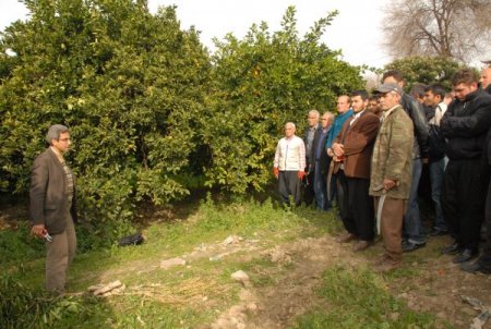 Köylü çiftçilere kahvehanede ders bahçede uygulama