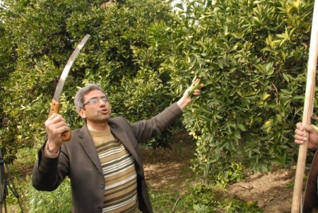 Köylü çiftçilere kahvehanede ders bahçede uygulama