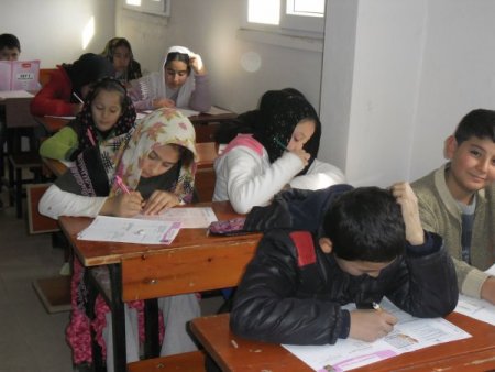 Köylü çocuklar okuma salonunda sınavlara hazırlanıyor