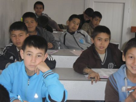 Köylü çocuklar okuma salonunda sınavlara hazırlanıyor