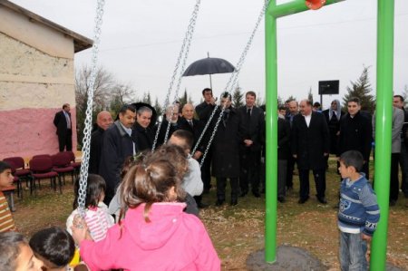 Köylü çocuklar oyun parkına kavuştu