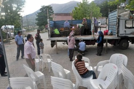 Köylü Kadın Tiyatrocular, Kamyonet Kasasında Köylere Turneye Çıktı