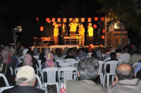 Köylü Kadın Tiyatrocular, Kamyonet Kasasında Köylere Turneye Çıktı