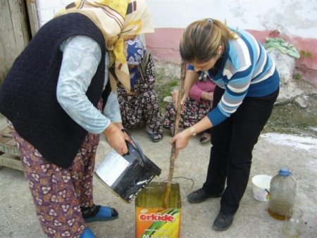 Köylü Kadınlar Zeytin Yağından Sabun Üretiyor