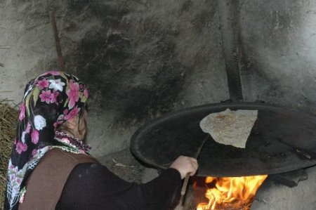 Köylü Kadınların 300 Yıldır Hayatını Kolaylaştıran Çözüm: Kışlık Yufka Ekmek
