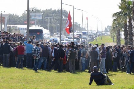 Köylü yol kapattı, Antalya’ya ulaşım saatlerce durdu
