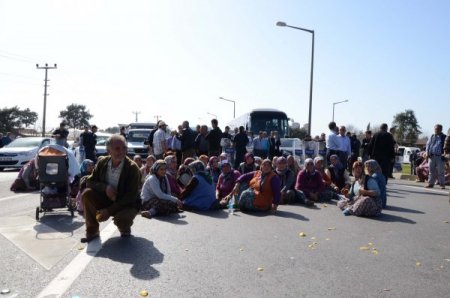 Köylü yol kapattı, Antalya’ya ulaşım saatlerce durdu