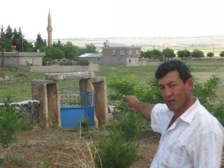 Köylüler, Roma dönemine ait lahit mezardan kapı ve musalla taşı yapmış