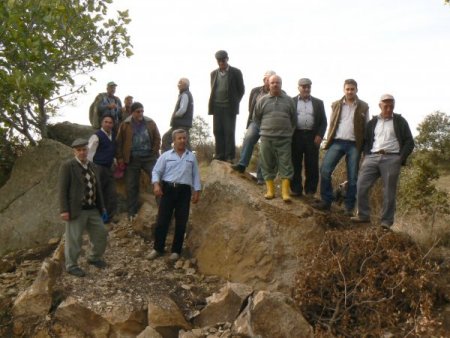 Köylüler arazilerinde define araması yapılmasını engelledi