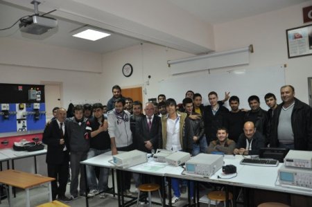 Köylüler bahçelerini güneş enerjisiyle çalışan 'domuz savarla' koruyacak