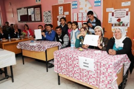 Köylüler bilgi yarışmasında kıyasıya mücadele etti