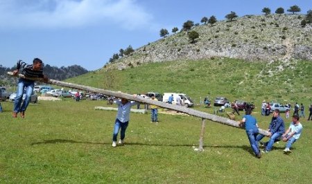 Köylüler birlik ve beraberliğin pekişmesi adına şenlik düzenledi