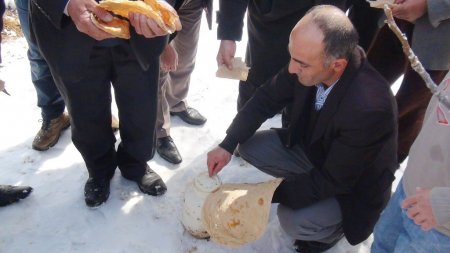 Köylüler kazma kürek kuşandı, kar altında peynir arıyor