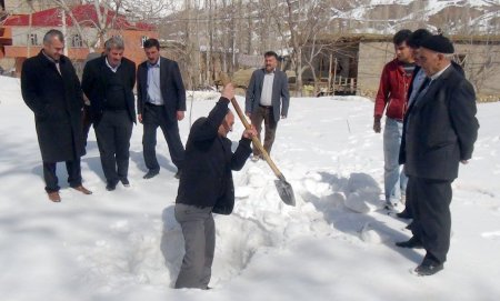 Köylüler kazma kürek kuşandı, kar altında peynir arıyor
