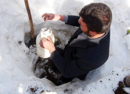 Köylüler kazma kürek kuşandı, kar altında peynir arıyor