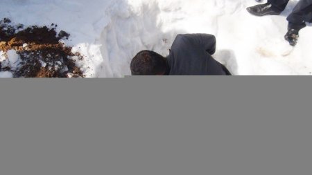 Köylüler kazma kürek kuşandı, kar altında peynir arıyor