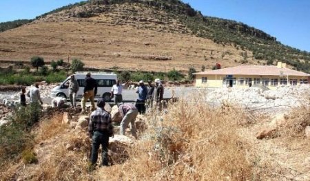 Köylüler Okulunun İstinat Duvarını İnşa Ettiler