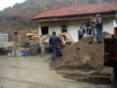 Köylüler Sulama Kanalının İnşaatında İmece Usulü Çalışıyor