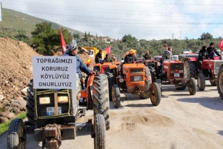 Köylüler traktörleriyle 2B eylemi yaptı