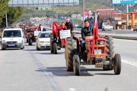 Köylüler traktörleriyle 2B eylemi yaptı