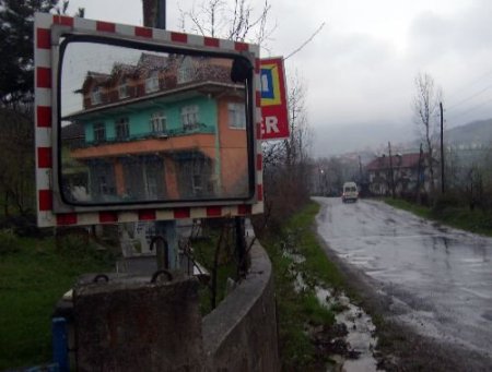 Köylülerden Kavşaktaki Kazalara Aynalı Çözüm