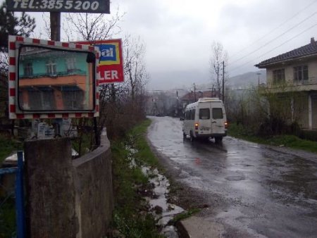 Köylülerden Kavşaktaki Kazalara Aynalı Çözüm