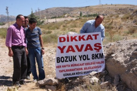 Köylülerden yollarının yapılmamasına pankartlı protesto
