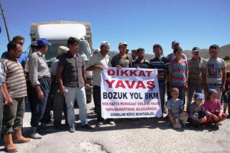 Köylülerden yollarının yapılmamasına pankartlı protesto