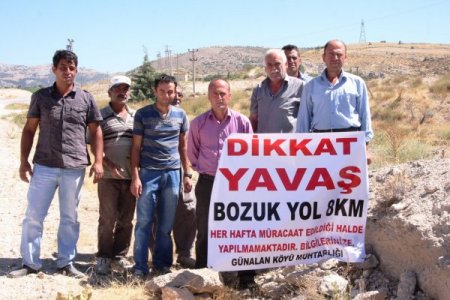 Köylülerden yollarının yapılmamasına pankartlı protesto