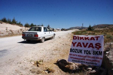 Köylülerden yollarının yapılmamasına pankartlı protesto