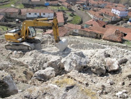 Köylüleri Korkutan Dev Kayalar Kontrol Altına Alındı