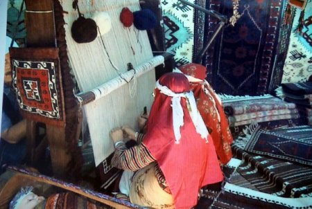 Köylülerin ürettiği Yörük kilimlerini muhtar pazarlıyor