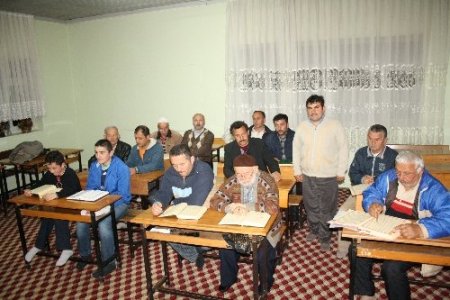 Köyün gençleri ile yaşlıları birlikte Kuran öğreniyor