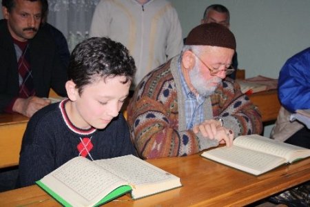 Köyün gençleri ile yaşlıları birlikte Kuran öğreniyor
