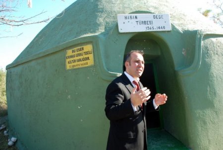 Köyündeki türbeyi restore ettirmek isteyen iş adamı, bürokrasiyi aşamıyor