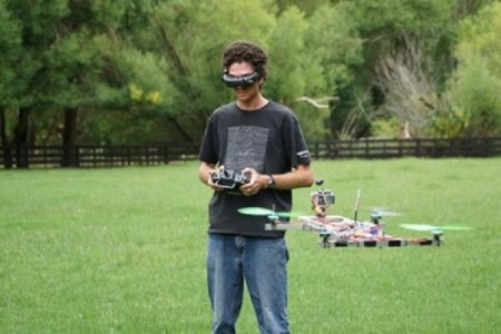 Koyunlarını insansız hava aracı ile güdüyor