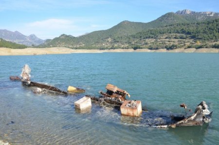Kozan Barajı'ndaki turistik tekneye sabotaj şüphesi