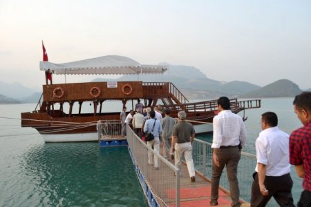 Kozan Barajı'ndaki turistik tekneye sabotaj şüphesi