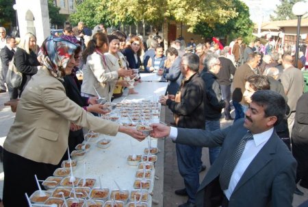 Kozan Belediyesi 3 bin kişiye aşure dağıttı