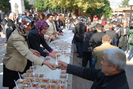 Kozan Belediyesi 3 bin kişiye aşure dağıttı
