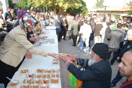 Kozan Belediyesi 3 bin kişiye aşure dağıttı