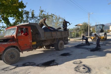 Kozan Belediyesi asfalt yama çalışmalarını sürdürüyor