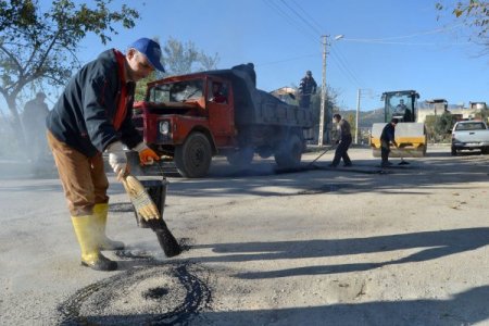 Kozan Belediyesi asfalt yama çalışmalarını sürdürüyor